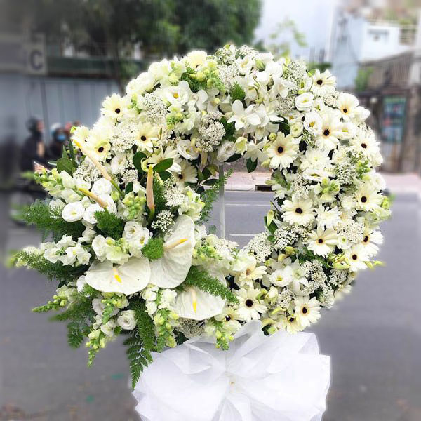 Vòng hoa tone trắng thông dụng trong tang lễ ở Hàn Quốc
