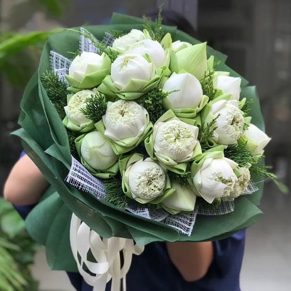 Hoa sen trắng là một món quà ý nghĩa cho nhiều dịp khác nhau.