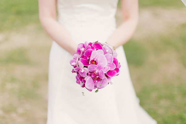 Hoa cầm tay cô dâu đơn giản ý nghĩa