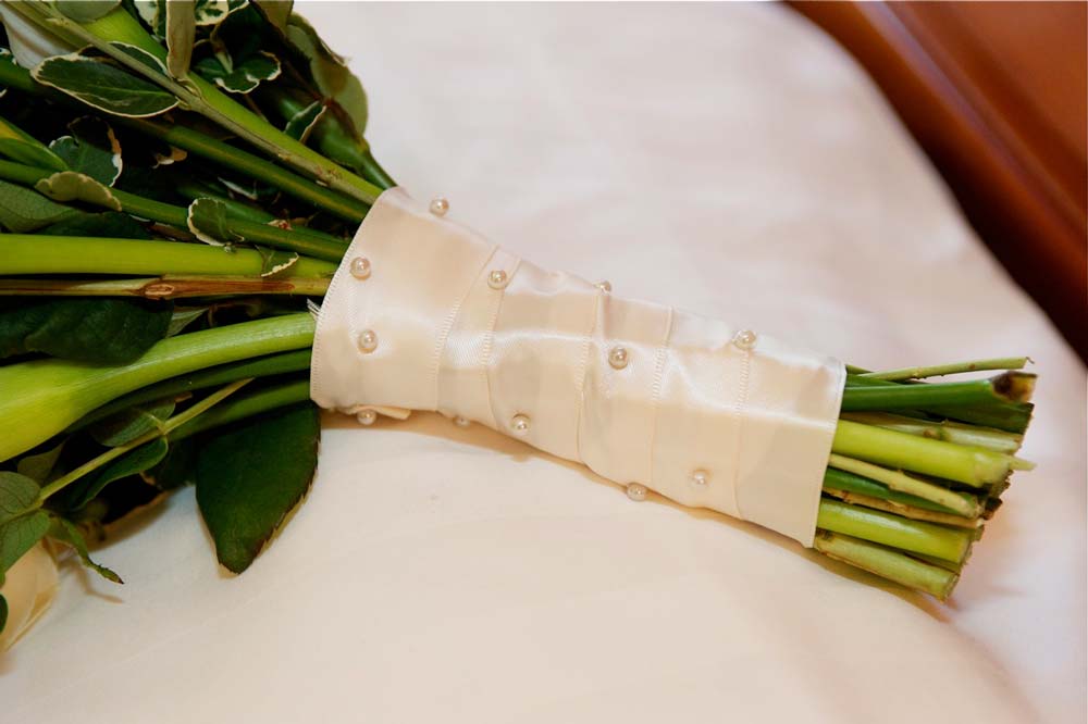 Bó hoa cưới phải chặt chẽ và đang trang trí cẩn thận