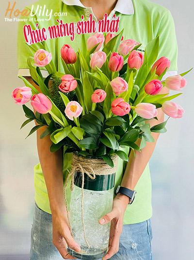 Bình hoa tulip hồng - Mãi yêu đời