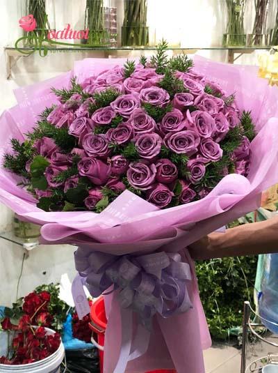 Bó hồng tím là một sự lựa chọn hoàn hảo để tặng cho người thân yêu vào những dịp đặc biệt. Hãy xem hình ảnh này và lấy cảm hứng từ sự độc đáo và quyến rũ của những bông hoa hồng tím, mỗi một bông đều đem lại một thông điệp tuyệt vời.