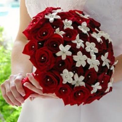 Bó hoa cầm tay cô dâu bằng hoa hồng đỏ thể hiện tình yêu say đắm Bó hoa cầm tay cô dâu bằng hoa hồng đỏ thể hiện tình yêu say đắm