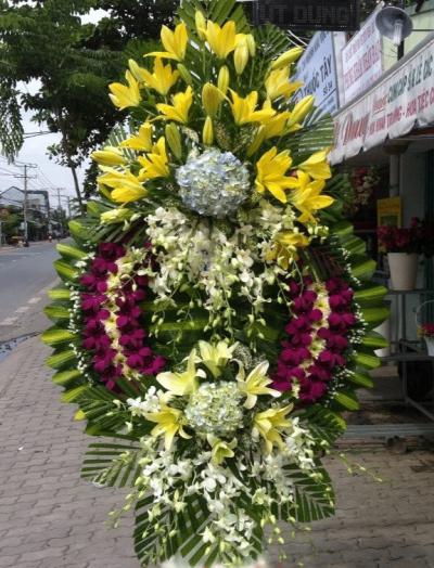 Hoa chia buồn hình ovan thể hiện sum họp, tình gia đình Hoa chia buồn hình ovan thể hiện sum họp, tình gia đình