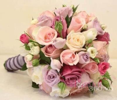 Bó hoa hồng cầm tay cô dâu là biểu tượng tình yêu Bó hoa hồng cầm tay cô dâu là biểu tượng tình yêu