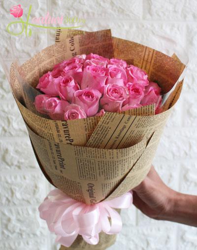 Bó hoa tròn kiểu giấy báo dễ thương Bó hoa tròn kiểu giấy báo dễ thương