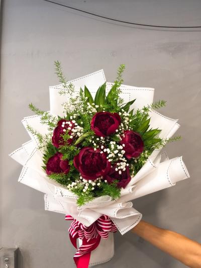 Mẫu đơn đỏ rực tượng trưng cho tình yêu cháy bỏng Mẫu đơn đỏ rực tượng trưng cho tình yêu cháy bỏng