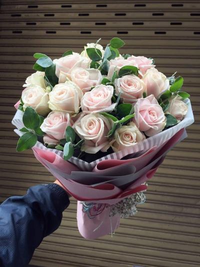 Bó hoa hồng trắng mừng sức khỏe thuần khiết Bó hoa hồng trắng mừng sức khỏe thuần khiết