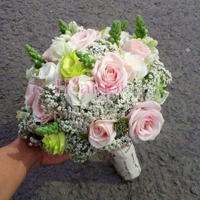 Bó hoa cầm tay cô dâu sự màu hồng kết hợp hoa khác giúp tự tin cho cô dâu hơn Bó hoa cầm tay cô dâu sự màu hồng kết hợp hoa khác giúp tự tin cho cô dâu hơn