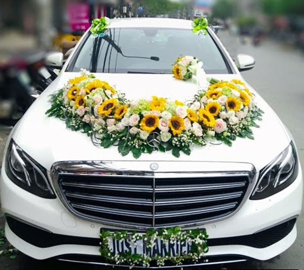 Hoa hướng dương được yêu thích để trang trí xe hoa cưới