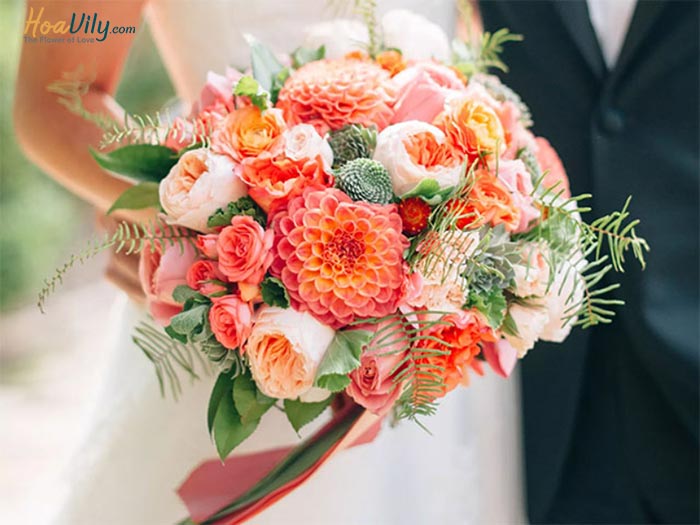 Hoa hồng cam - xu hướng hoa cưới cầm tay cô dâu mùa thu