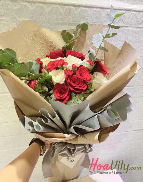Bó hoa hồng đỏ kết hợp hoa hồng trắng dành tặng sinh nhật chồng lãng mạn