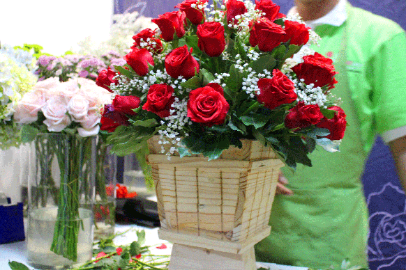 Hướng dẫn cắm hộp hoa hồng kết hợp baby trắng | Hoatuoi360.vn