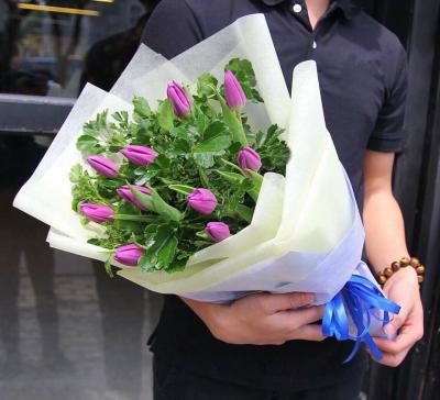 Bó hoa tulip tặng sinh nhật cho bạn trai ý nghĩa Bó hoa tulip tặng sinh nhật cho bạn trai ý nghĩa