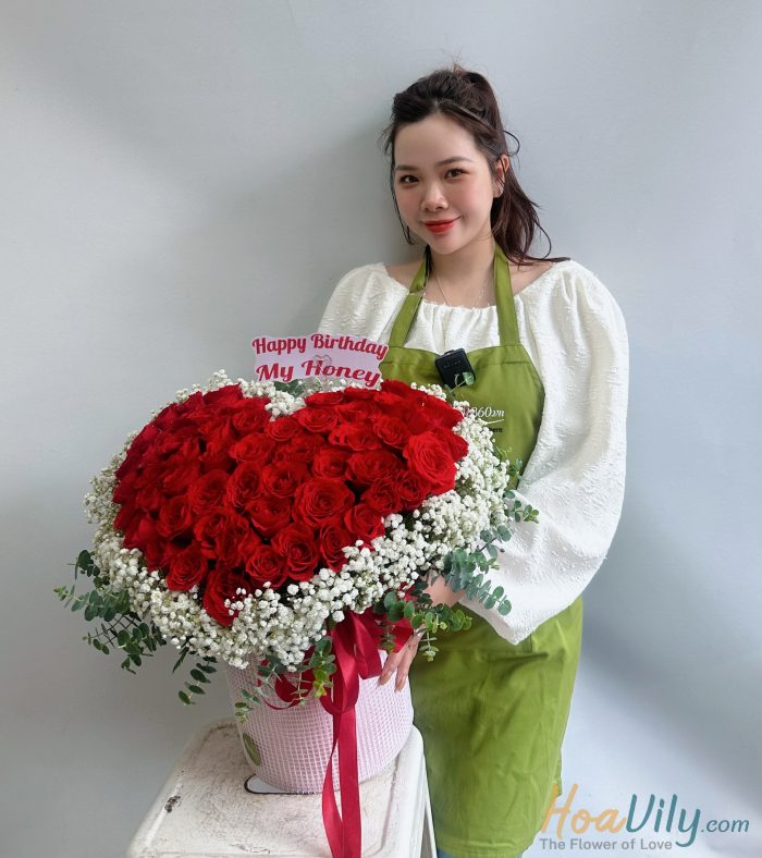 Lẵng hoa hồng đỏ - biểu tượng tình yêu trong nắng hè