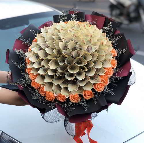 Blumen mit einem Nennwert von 10.000 kombiniert mit orangefarbenen Rosen