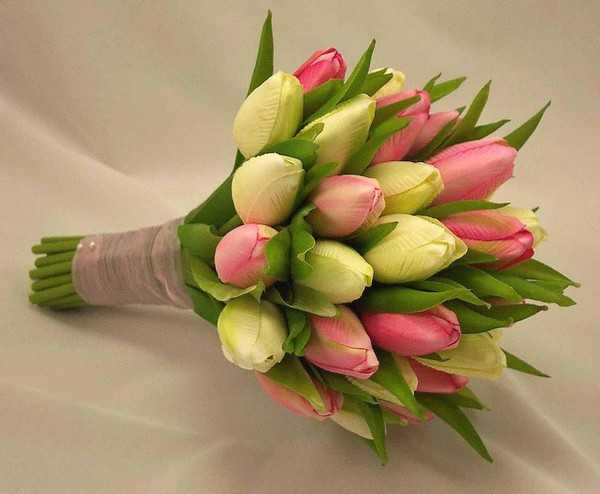hoa tulip trắng cầm tay cô dâu