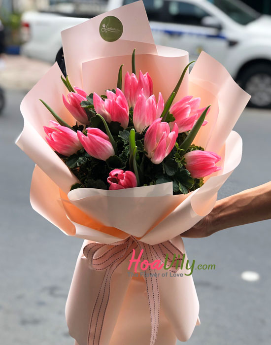 Bó tulip hồng xinh xắn tặng sinh nhật bạn gái