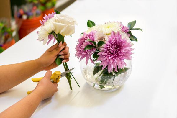 Cách cắm hoa để bàn đẹp lộng lẫy