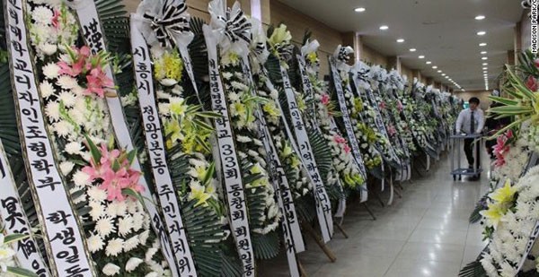 Đặt hoa chia buồn Hàn Quốc nhanh chóng 