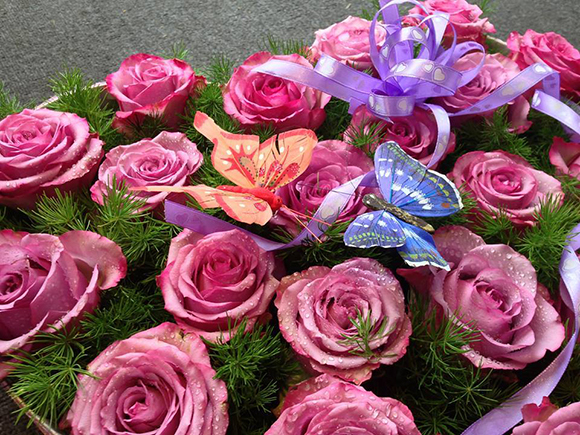 Bán hoa là một nghề đơn giản nhưng rất tâm huyết. Qua các hình ảnh, bạn sẽ thấy được tình yêu thương và sự đam mê mà những người bán hoa dành cho công việc của mình, cùng với vẻ đẹp tuyệt vời của hoa.
