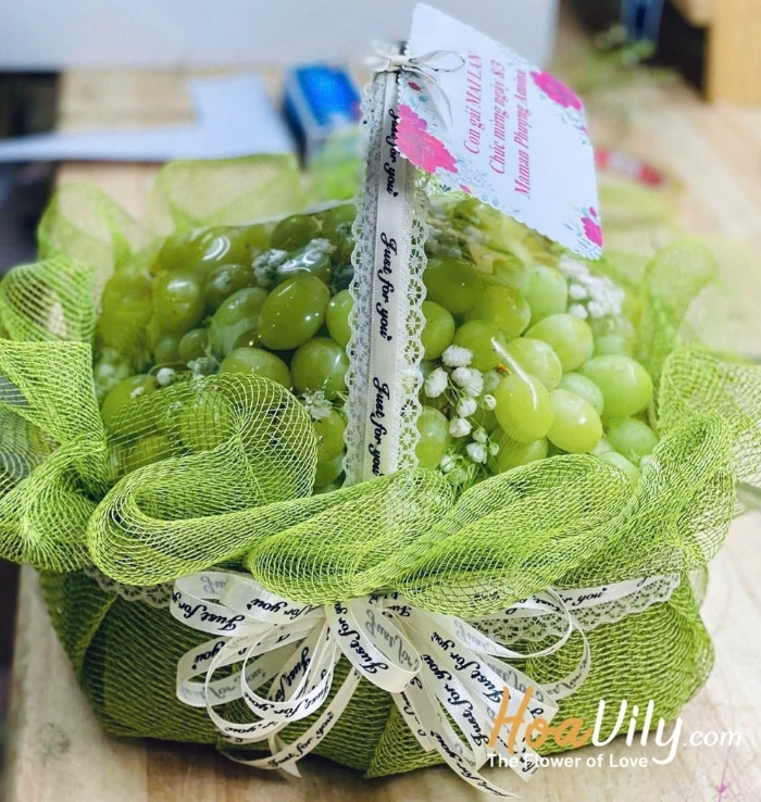 - Nho xanh Mỹ nhập khẩu: 100% trái cây tươi mới - Giỏ quà cao cấp, lót chống sốc - Phụ kiện trang trí