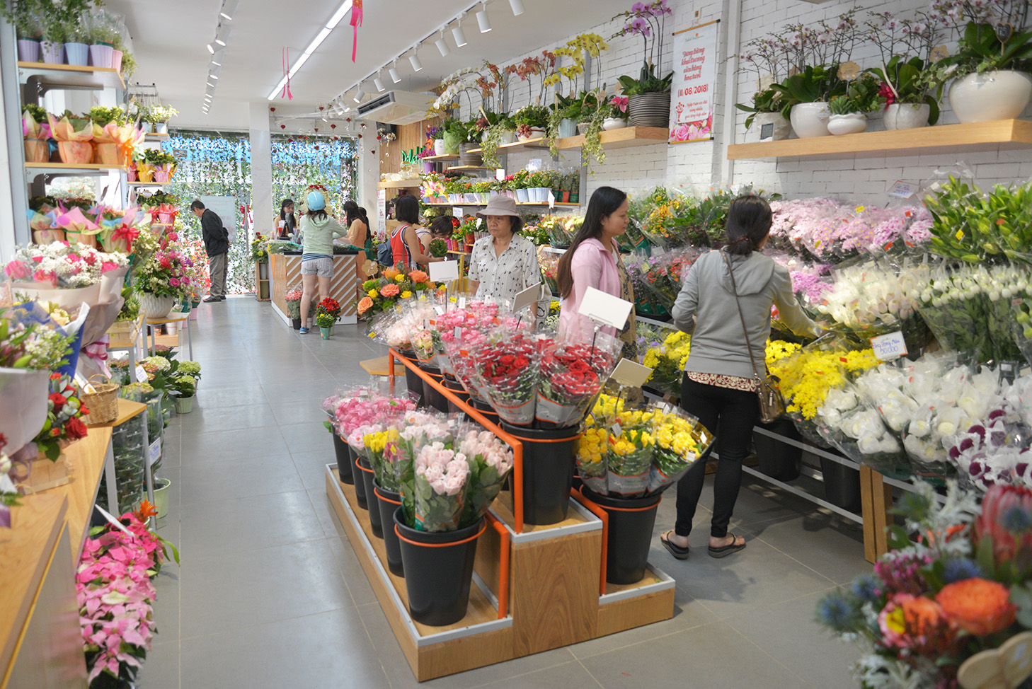 Cửa hàng hoa Dalat Hasfarm có mặt khắp các quận thành TPHCM