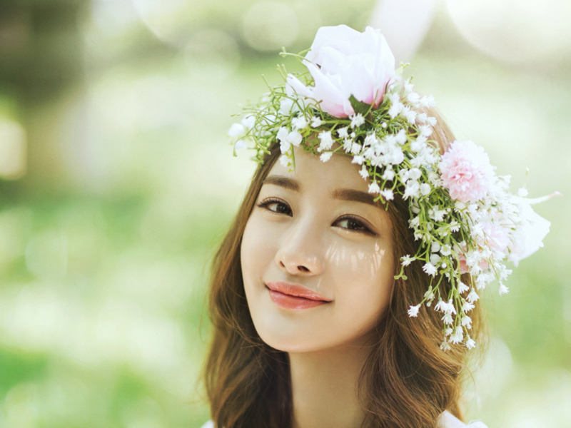 Vòng hoa đội đầu cô dâu lãng mạn và duyên dáng hơn Vòng hoa đội đầu cô dâu lãng mạn và duyên dáng hơn