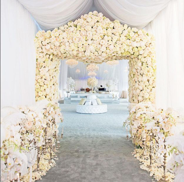 Cổng hoa cưới màu trắng tinh khôi và sang trọng, thanh lịch
