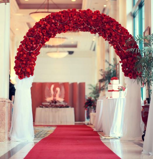 Cổng hoa cưới hình tròn với màu hoa hồng đỏ tươi ngọt ngào 