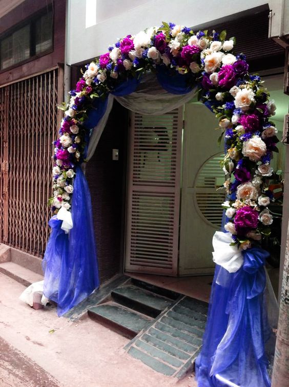 Cổng hoa cưới màu xanh với kết hợp nhiều hoa tươi đẹp