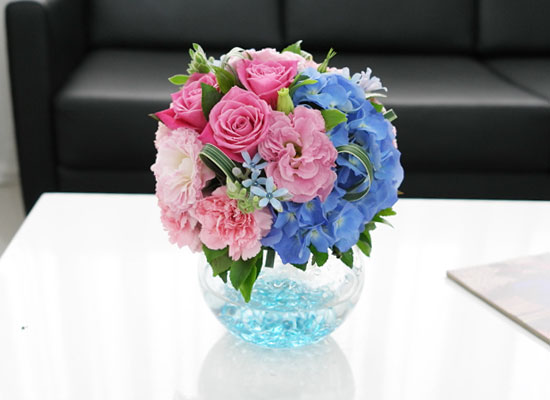 Hoa cắm bình để bàn đẹp và đầy màu sắc 