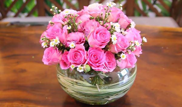 Hoa cắm bình thủy tinh tròn với hoa hồng dâu