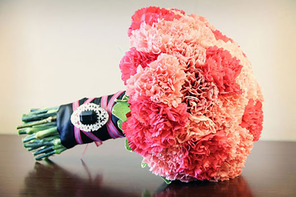 Hoa cẩm chướng cầm tay cô dâu