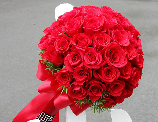 Hoa cầm tay cô dâu màu đỏ