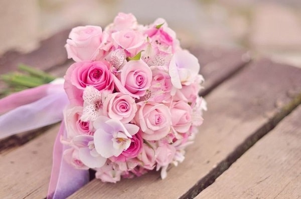 Hoa cầm tay cô dâu màu hồng