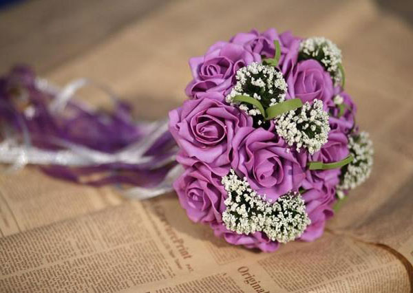 Hoa cầm tay cô dâu màu tím