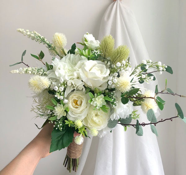 Hoa cầm tay cô dâu màu trắng