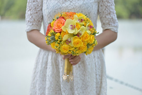 Hoa cầm tay cô dâu màu vàng