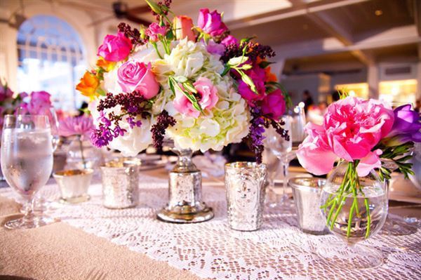 Hoa cắm bình trang trí trong ngày cưới