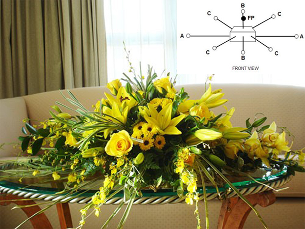 Hoa để bàn phòng khách với tông vàng rực rỡ