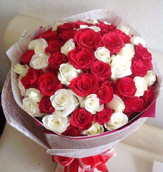 Bó hoa Valentine đỏ kết hợp trắng tặng vợ sắp cưới