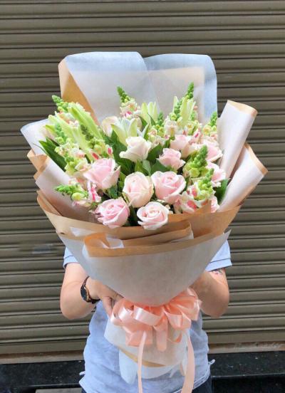 Hoa hồng đỏ mừng tốt nghiệp bạn bè