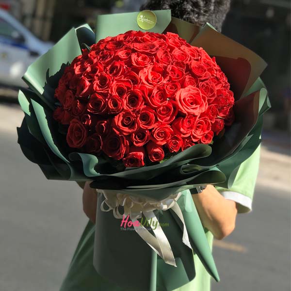Bó hoa tròn từ hoa hồng đỏ là món quà khơi gợi tình yêu nồng cháy và mãnh liệt