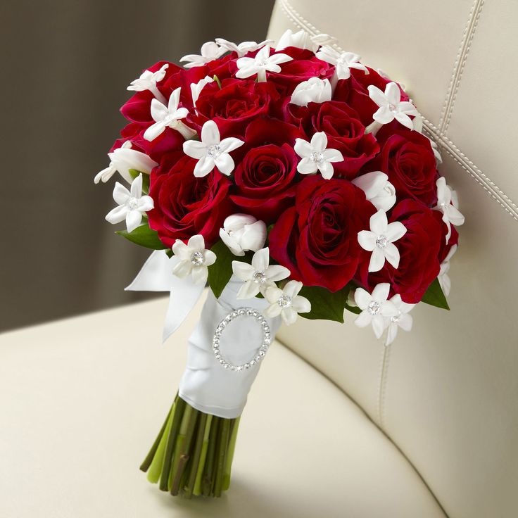 Bó hoa cưới tone đỏ giúp cho ngày cưới thêm rực rỡ