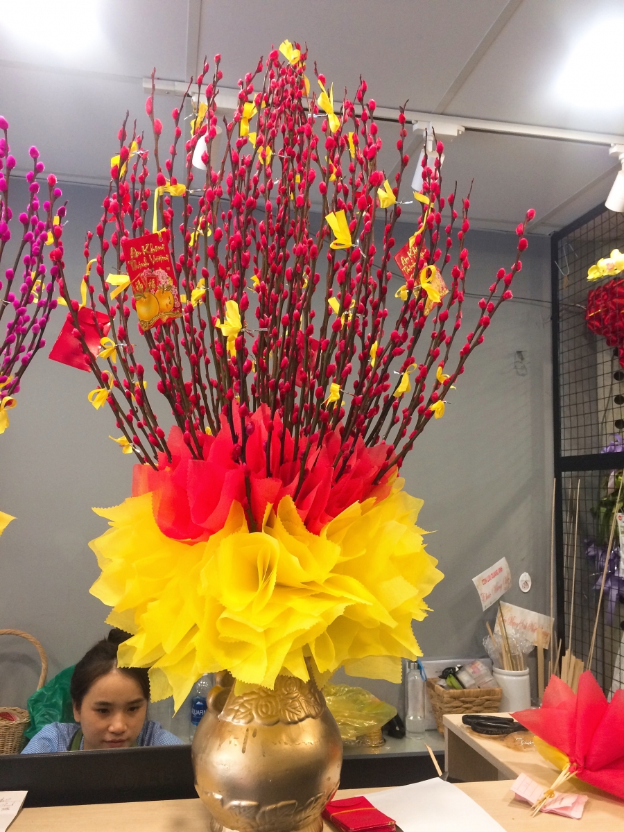 Mẫu bình hoa nụ tầm xuân có ý nghĩa ngày Tết