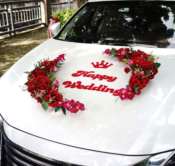 Trang trí xe hoa đỏ - Màu đỏ luôn là màu của sự may mắn, niềm vui và tình yêu, và chiếc xe hoa đỏ sẽ mang lại một sự rực rỡ và huyền thoại cho đám cưới của bạn. Hãy chiêm ngưỡng những hình ảnh đầy cuốn hút về chiếc xe hoa đỏ trong ngày cưới của bạn.