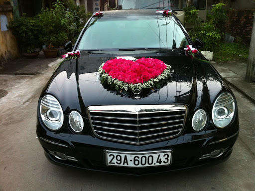 Chiếc xe hoa cưới là điểm nhấn không thể thiếu trong buổi lễ cưới. Hãy cùng ngắm những chiếc xe được trang hoàng theo phong cách cổ điển hoặc hiện đại sành điệu để mang đến cho đám cưới của bạn sự hoàn hảo nhất.